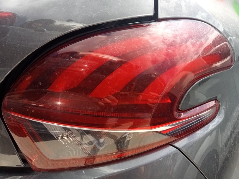 Recambio de piloto trasero derecho para peugeot 208 signature referencia OEM IAM 9825601180  