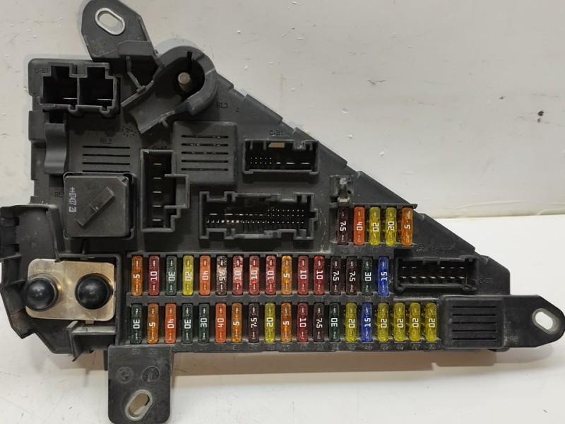 Recambio de caja reles / fusibles para bmw serie 5 berlina (e60) 520d referencia OEM IAM 913883001  