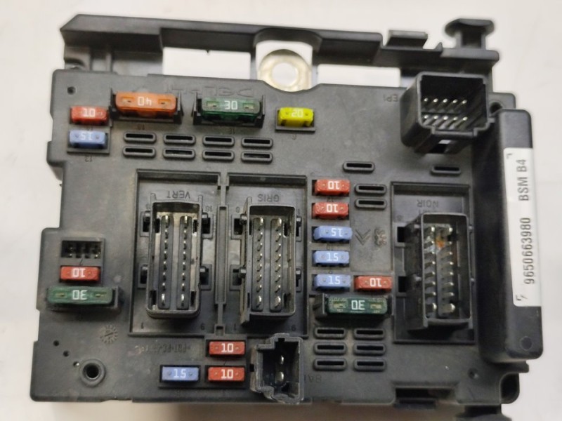 Recambio de caja reles / fusibles para peugeot 206 berlina xt referencia OEM IAM 9650663980  