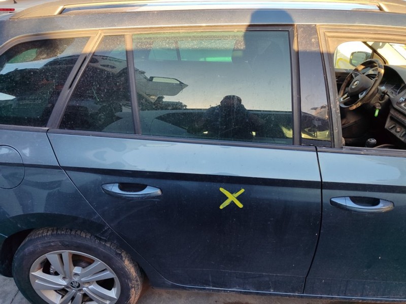 Recambio de puerta trasera derecha para skoda fabia combi ambition referencia OEM IAM 6V9833056A  